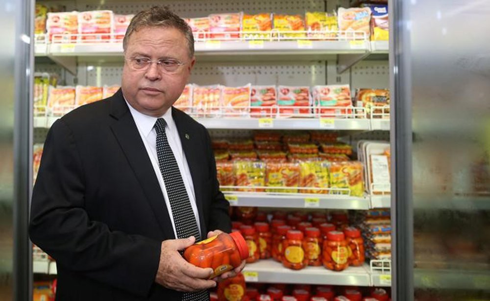 Brazil's Agriculture Minister Blairo Maggi inspects sausages at a supermarket in Brasilia, Brazil March 22, 2017. REUTERS/Adriano Machado