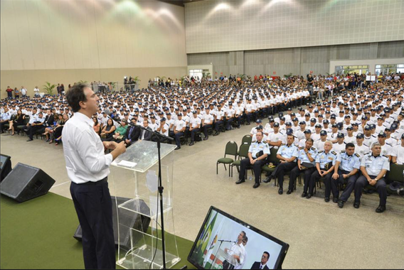 Os 1.400 aprovados na 1ª turma do Concurso Público da Polícia Militar participaram de aula inaugural na manhã desta segunda-feira (3). Realizado em 2016, o concurso para novos praças da PM foi destinado a 4.200 vagas. Serão chamadas pelo Governo do Ceará, até o fim de 2018, três turmas de 1.400 soldados. "Nós vamos reforçar Fortaleza, Região Metropolitana e todo o interior do Ceará. Isso representa um aumento de quase 26% do efetivo atual, o que será um reforço importante e nos dará a possibilidade de ampliar o Batalhão do Raio no Estado", disse o governador Camilo Santana (PT) na ocasião