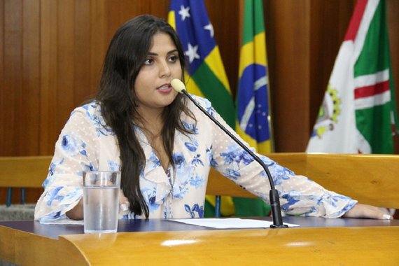"Goiânia tem hoje a pior saúde do País, o pior programa de habitação e o pior transporte público. Ou seja, temos o pior prefeito do País"; com essa declaração, feita da tribuna da Câmara, na sessão desta terça-feira (4), a vereadora Sabrina Garcêz, PMB, sugeriu ao prefeito Iris Rezende que renuncie ao cargo; "Parece que ele está com problema de saúde e isso o impede de exercer o cargo plenamente. Quem toma as decisões no Paço é a sua esposa Iris Araújo, que o prefeito apoia para que ela seja deputada federal. Enquanto isso, a cidade vive um caos administrativo", completou
