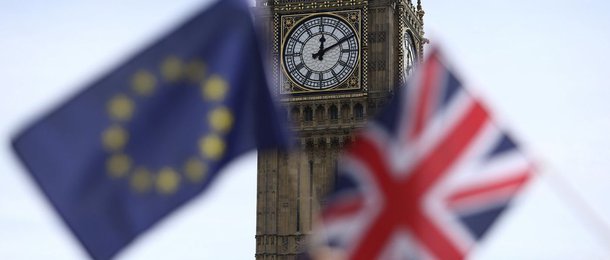 Cerca de 100mil britânicos foram às ruas de Londres para dizer não ao "Brexit" e pedir a convocação de outro referendo antes que o governo comunique a saída do Reino Unido da União Europeia na próxima quarta-feira (29);"A escolha é: quem deve decidir o acordo definitivo? Os políticos ou o povo?", questionou o líder liberal-democrata, Tim Farron, que esteve presente na mobilização