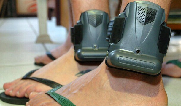 Melhoria no sistema carcerário é um desafio não apenas para Minas Gerais, mas também para o Brasil inteiro em consequência de vários problemas, dentre eles a superlotação; com o objetivo de aliviar a sobrecarga nos presídios mineiros, a tornozeleira eletrônica é uma das alternativas; dois a cada dez presos, no entanto, retiram ou desligam a tornozeleira, de acordo com a Secretaria de Estado de Administração Prisional (Seap); para efeito de comparação, dos 1.651 presos que usufruem do benefício no estado, 330 não respeitam as regras do sistema de vigilância