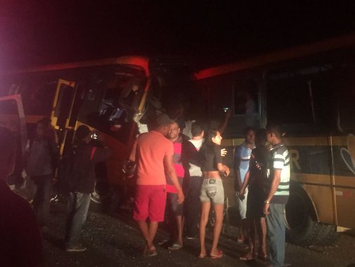 A Polícia Civil de Alagoas designou uma comissão de delegados para investigar as circunstâncias do acidente entre dois ônibus escolares que causou a morte de seis pessoas na AL-110, em São Sebastião, no interior de Alagoas; prazo de conclusão do inquérito é de 30 dias