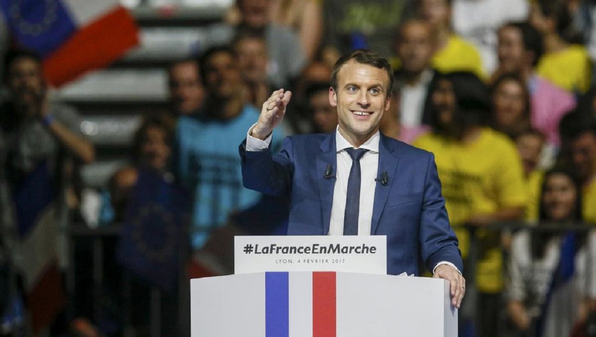 O candidato centrista à presidência da França, Emmanuel Macron, destacou a Frente Nacional, de extrema-direita, como seu principal adversário e prometeu vencer no primeiro turno; segundo pesquisa divulgada hoje, a corrida presidencial está ainda mais apertada do que na semana passada; as intenções de voto no primeiro turno para os primeiros colocados, Macron e a líder da Frente Nacional Marine Le Pen, mostram os dois perdendo um ponto percentual cada; o conservador François Fillon, em terceiro lugar, ganhou dois pontos e Jean-Luc Melenchon, de extrema-esquerda, subiu um ponto, de acordo com a pesquisa do instituto BVA, realizada entre 29 e 30 de março