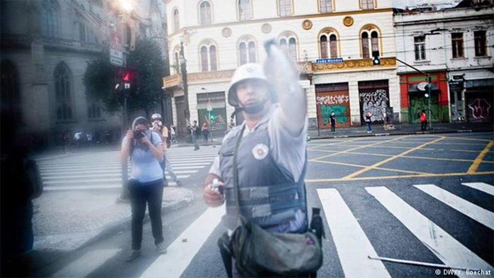Sociedade Interamericana de Imprensa (SIP) lança relatório em que menciona casos de agressão e ameaças, vindos em grande parte da polícia; "A violência é realizada em grande medida pela polícia, que deturpa suas funções e demonstra total falta de preparo para cumprir as suas atividades durante a cobertura de imprensa", diz o relatório; entidade denuncia impunidade de crimes contra a imprensa