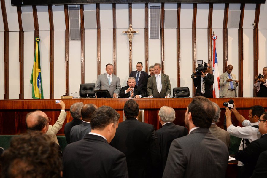 A Assembleia Legislativa da Bahia aprovou por unanimidade na noite desta quarta-feira o fim da reeleição para presidente da Casa dentro de uma mesma legislatura, assim como dos demais membros da Mesa Diretora; com a decisão, o futuro presidente do Legislativo passa a ter mandato de dois anos, vedada a reeleição imediatamente subsequente; o placar da votação foi de 47 votos favoráveis à medida, considerada histórica pela maioria dos parlamentares; substituto de Marcelo Nilo (PSL), que conduziu a Assembleia por cinco mandatos consecutivos, o deputado Ângelo Coronel (PSD) comemorou o "fato histórico"