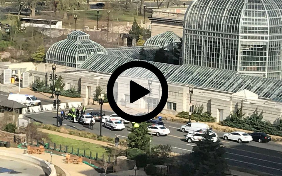 Foram ouvidos tiros na Colina do Capitólio, perto da Casa Branca, em Washington; agentes das forças de segurança cercaram o local; segundo a polícia, um motorista bateu num carro da Polícia do Capitólio e tentou atropelar outros policiais que estavam na rua; um suspeito foi detido; não há informações sobre vítimas ou feridos