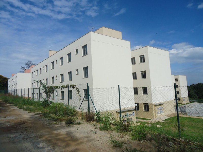 O Ministério Público Federal (MPF) ajuizou uma ação civil pública para pedir que a Caixa Econômica Federal e a Construtora Marka sejam obrigadas a reparar defeitos e vícios de construção em obras do programa Minha Casa, Minha Vida no município de Vespasiano (MG); os problemas foram constatados nos condomínios Chácara das Laranjeiras I e II; de acordo com o MPF, irregularidades técnicas de execução resultaram em danos estruturais e também no acabamento dos imóveis