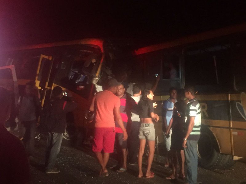 A Polícia Civil de Alagoas designou uma comissão de delegados para investigar as circunstâncias do acidente entre dois ônibus escolares que causou a morte de seis pessoas na AL-110, em São Sebastião, no interior de Alagoas; prazo de conclusão do inquérito é de 30 dias