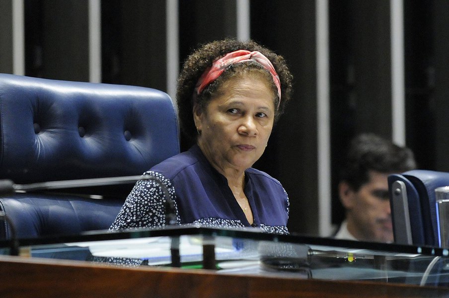 A senadora Regina Sousa (PT-PI) não mediu as palavras para criticar a proposta governista de reforma da Consolidação das Leis do Trabalho (CLT); "Parece que estão achando que a gente é besta", disparou, durante a segunda audiência pública para debater a reforma trabalhista; para ela, a ideia do governo Temer é muito semelhante ao modelo chinês, com grande carga horária de trabalho, baixos salários e direitos trabalhistas reduzidos