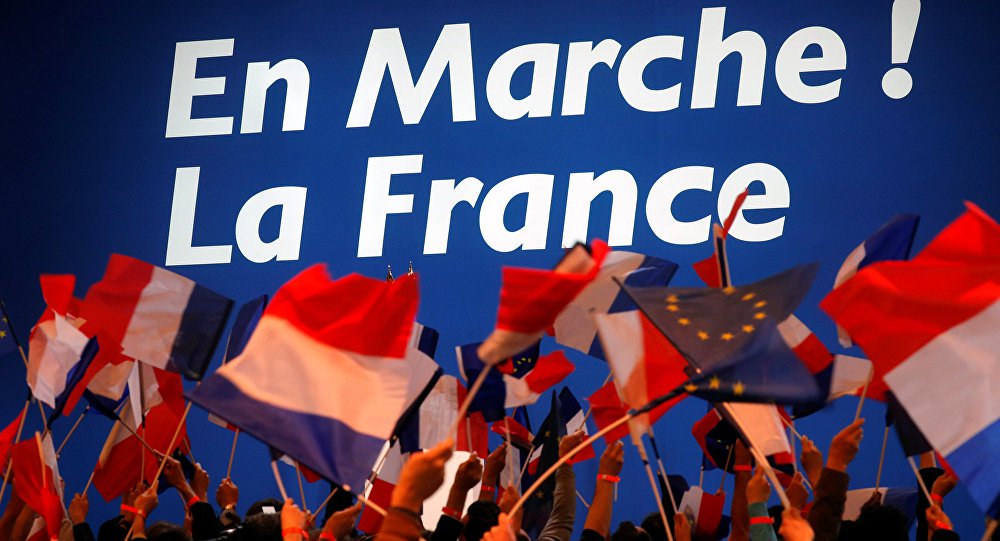 Uma série de mídias internacionais acusou Moscou de intervenção nas eleições presidenciais na França ainda antes do cálculo do resultado final; "A história comum garantiu a presença de aliados de Moscou em todo o espectro político francês, desde os políticos de esquerda, que apoiam o papel decisivo dos comunistas na Resistência, até aos de direita, cujos interesses empresariais e valores conservadores coincidem com os do Kremlin", diz um artigo do jornal Politico.com