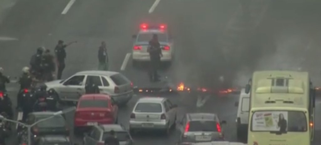 Manifestantes estão fazendo bloqueios em vários pontos de rodovias no Rio; eles participam da mobilização nacional contra as reformas trabalhista e Previdenciária propostas pelo governo federal; a pista sentido Rio da Ponte Rio-Niterói foi liberada depois de ficar bloqueada das 6,20h até às 8h de nesta sexta-feira (28); o tempo de travessia da ponte agora é de 33 minutos, cerca de 20 minutos a mais do que os 13 minutos normais