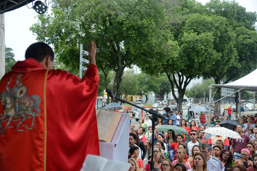Milhares de fiéis visitaram nesta manhã a Igreja de São Jorge, no centro do Rio de Janeiro, para prestar homenagens ao santo, apesar da chuva na cidade; popular tanto entre católicos quanto entre umbandistas, São Jorge é um dos símbolos do sincretismo religioso no Brasil