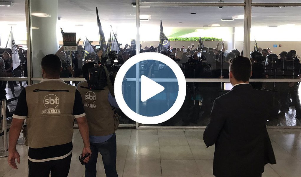 Imagens publicadas nas redes sociais mostram um ato de policiais civis contra a proposta da reforma da Previdência do governo Temer e a entrada no prédio da Câmara dos Deputados; a polícia legislativa e a tropa de choque reagiram com bombas e gás de pimenta; alguns presentes começaram a passar mal e manifestantes quebraram vidros da chapelaria; Temer disse hoje que as mudanças não afetarão os mais pobres; com impasse sobre idade mínima para aposentadoria, leitura do relatório foi adiada para esta quarta-feira 19; confira o vídeo