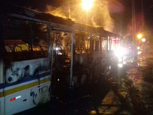 Duas linhas de ônibus que atendem a Zona Sul de Porto Alegre não circulam neste domingo (30) devido aos episódios de violência ocorridos no sábado (29). São afetadas as linhas Prado (264) e Orfanotrófio (263); não há previsão de normalização do serviço, segundo a Empresa Pública de Transporte e Circulação (EPTC); na noite de sábado um coletivo da empresa STS, que faz a linha Prado, foi incendiado na na Rua Octavio de Souza