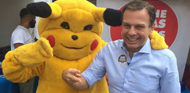 Fernado Brito, no blog Tijolaço, fala sobre a ascensão do empresário João Doria na política e como o tucano é tratado pela sociedade paulista e mídia; "Mas é tristemente engraçado que, para representá-la, sempre se valeu dos tipos demagogos, que se afetam populares: Jânio Quadros, Maluf e, agora, João Doria. Seus jornais, cheios de senões e críticas a tantos, jamais tem a coragem de tratar as jogadas demagógicas como merecem: como uma sordidez evidente para obter o marketing do primarismo"