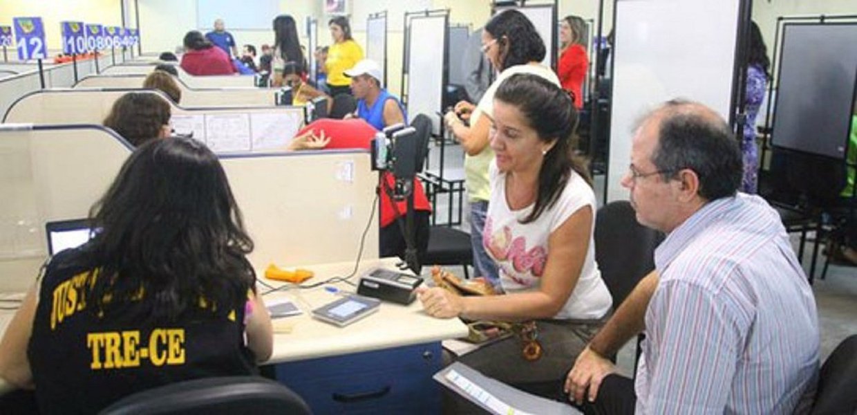 No caso dos partidos políticos, hoje (2), é o último dia apresentação da prestação anual de contas referente ao exercício de 2016. Os diretórios estaduais podem realizar a entrega na sede do TRE-CE. Os diretórios municipais devem prestar contas nas respectivas zonas eleitorais. A não apresentação dentro do prazo acarretará a suspensão imediata da distribuição ou repasse de novas cotas do Fundo Partidário. Já no caso dos eleitores, é o prazo final para os que faltaram à urnas, nas últimas três eleições, regularizarem sua situação perante a Justiça Eleitoral. A legislação considera cada turno de votação um pleito em separado para efeito de cancelamento de título 