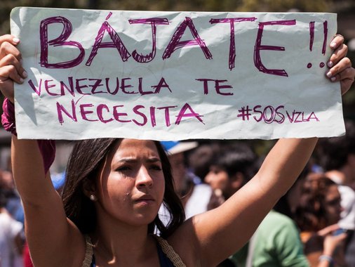 Prefeito da cidade de Mérida, no oeste da Venezuela, Carlos García, que faz oposição ao governo do presidente Nicolás Maduro, garantiu que Juan Correa, vereador de um município vizinho e que também faz parte da oposição, foi ferido por um disparo de arma de fogo na noite desse domingo (30), na localidade de Ejido; "O vereador Juan Correa, do município Campo Elías, foi interceptado por um veículo preto com dois homens encapuzados que dispararam cinco vezes contra ele, que acabou ferido no braço direito", afimrou