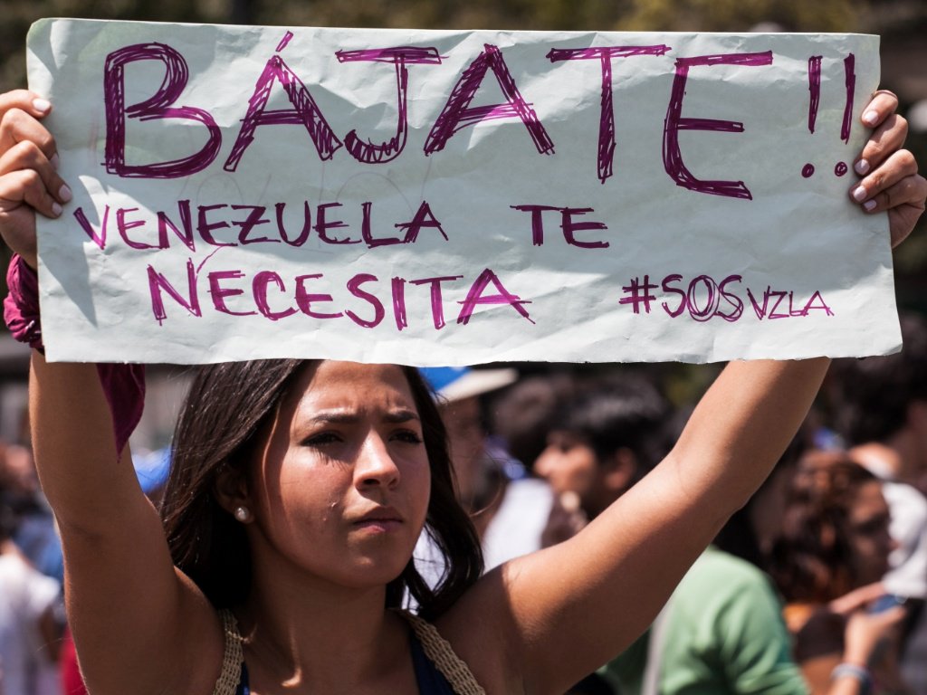 Prefeito da cidade de Mérida, no oeste da Venezuela, Carlos García, que faz oposição ao governo do presidente Nicolás Maduro, garantiu que Juan Correa, vereador de um município vizinho e que também faz parte da oposição, foi ferido por um disparo de arma de fogo na noite desse domingo (30), na localidade de Ejido; "O vereador Juan Correa, do município Campo Elías, foi interceptado por um veículo preto com dois homens encapuzados que dispararam cinco vezes contra ele, que acabou ferido no braço direito", afimrou