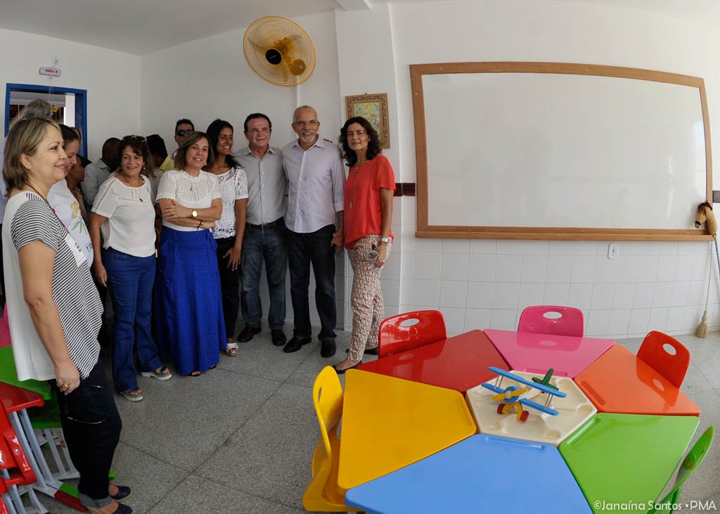 O prefeito Edvaldo Nogueira chegou ao 100º dia do seu governo em Aracaju reafirmando o seu compromisso com a expansão da educação pública de qualidade; neste sentido, ele realizou, nesta segunda-feira (10), no bairro 17 de Março, a aula inaugural da Escola Municipal de Educação Infantil Dr. José Calumby Filho, unidade de ensino que receberá 250 crianças, e assinou a ordem de serviço para construção da primeira escola de Ensino Fundamental da localidade