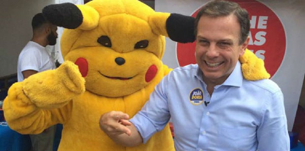 Fernado Brito, no blog Tijolaço, fala sobre a ascensão do empresário João Doria na política e como o tucano é tratado pela sociedade paulista e mídia; "Mas é tristemente engraçado que, para representá-la, sempre se valeu dos tipos demagogos, que se afetam populares: Jânio Quadros, Maluf e, agora, João Doria. Seus jornais, cheios de senões e críticas a tantos, jamais tem a coragem de tratar as jogadas demagógicas como merecem: como uma sordidez evidente para obter o marketing do primarismo"