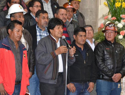 O presidente da Bolívia, Evo Morales, assinou nesta segunda-feira decretos para aumentar em 10,8% o salário mínimo nacional, até o equivalente a US$ 287, e em 7% o salário básico e de contratação para os setores público e privado; Morales assinou os decretos em cerimônia no Palácio de Governo, em La Paz, pelo Dia Internacional dos Trabalhadores; Morales também apresentou um projeto de lei para aumentar de US$ 36 para US$ 43 a renda digna, um subsídio mensal que beneficia os maiores de 60 anos