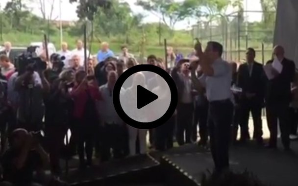 Prefeito de São Paulo, João Doria (PSDB), discutiu com um militante nesta quarta-feira, 29, durante solenidade de entrega de casas do programa Minha Casa Minha Vida; Doria dizia que estava entregando as chaves das casas novas às mulheres das famílias contempladas. "A força da mulher ninguém segura", afirmou; foi quando um rapaz que gritou: "Força da Dilma para fazer as casas"; tucano, que tem pavio curto, reagiu de maneira exaltada; "Golpista é quem rouba dinheiro público, golpista é quem rouba o povo", continuou Doria, observado pelo seu padrinho político, o governador Geraldo Alckmin (PSDB), que foi delatado pela Odebrecht como beneficiário de propina