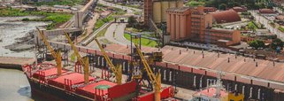 O porto de Itaqui, em São Luís, pretende iniciar no segundo semestre deste ano as operações com contêineres, para tornar-se mais uma opção de saída para a carne exportada pelo Brasil. Foram investidos R$ 30 milhões em adequações que permitirão a movimentação de contêineres simples e os "reefers" – refrigerados e voltados a perecíveis