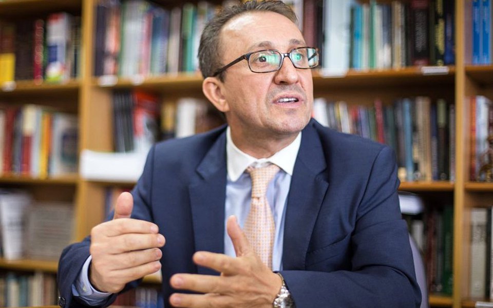 Desembargador Rogério Favreto, que em 2016 votou a favor de uma representação contra o juiz Sérgio Moro por violar o sigilo de gravações de conversas telefônicas envolvendo a então presidente Dilma Rousseff, diz haver "preceitos constitucionais sobre a necessária harmonia entre os poderes que devem ser observados"; "Uma coisa é corrigir um rumo em função de alguma ilegalidade ou da quebra de um preceito de uma boa gestão. Outra bem diferente é o Judiciário assumir a escolha de uma determinada política, o que é próprio do governante", acrescenta; confira entrevista ao portal Sul 21