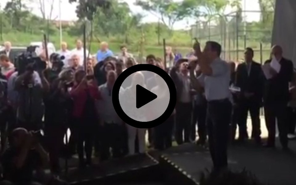 Prefeito de São Paulo, João Doria (PSDB), discutiu com um militante nesta quarta-feira, 29, durante solenidade de entrega de casas do programa Minha Casa Minha Vida; Doria dizia que estava entregando as chaves das casas novas às mulheres das famílias contempladas. "A força da mulher ninguém segura", afirmou; foi quando um rapaz que gritou: "Força da Dilma para fazer as casas"; tucano, que tem pavio curto, reagiu de maneira exaltada; "Golpista é quem rouba dinheiro público, golpista é quem rouba o povo", continuou Doria, observado pelo seu padrinho político, o governador Geraldo Alckmin (PSDB), que foi delatado pela Odebrecht como beneficiário de propina