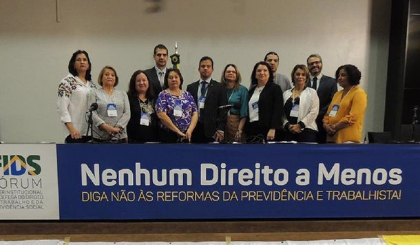 A Auditoria Fiscal do Trabalho em Goiás alerta para os efeitos negativos das alterações previstas na reforma trabalhista e defende participação da sociedade nas discussões que envolvem o assunto; estão em andamento mudanças profundas na Consolidação das Leis do Trabalho (CLT), com exclusão de direitos constitucionalmente assegurados; para os Auditores Fiscais do Trabalho, as alterações previstas colocam o Brasil na contramão da evolução dos direitos sociais