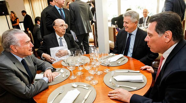 “É hora de todos os políticos deixarem interesses corporativos de lado, populismo de lado, e realmente centrarmos naquilo que interessa para o Brasil, que é fazermos as reformas que vão tirar de vez o Brasil da estagnação, e vão garantir ao País, à sociedade, e aos trabalhadores um momento melhor para o País”, afirmou o governador Marconi Perillo, em entrevista à imprensa após reunião em Brasília com o presidente Michel Temer, o ministro da Fazenda, Henrique Meirelles, o presidente da Câmara dos Deputados, Rodrigo Maia, o presidente do Senado, Eunício Oliveira, e 18 governadores, e vice-governadores