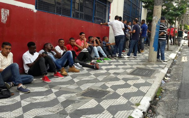 Sobre o aumento do desemprego para 13,5 milhões de pessoas, divulgado hoje pelo IBGE, o jornalista Fernando Brito, do blog Tijolaço, diz que os números desmentem o discurso do governo mostram uma situação que pode piorar ainda mais; "Já não é impossível que cheguemos ao final do ano com 15 milhões de desempregado, superando as previsão mais pessimista de que este número chegasse a 14 milhões"