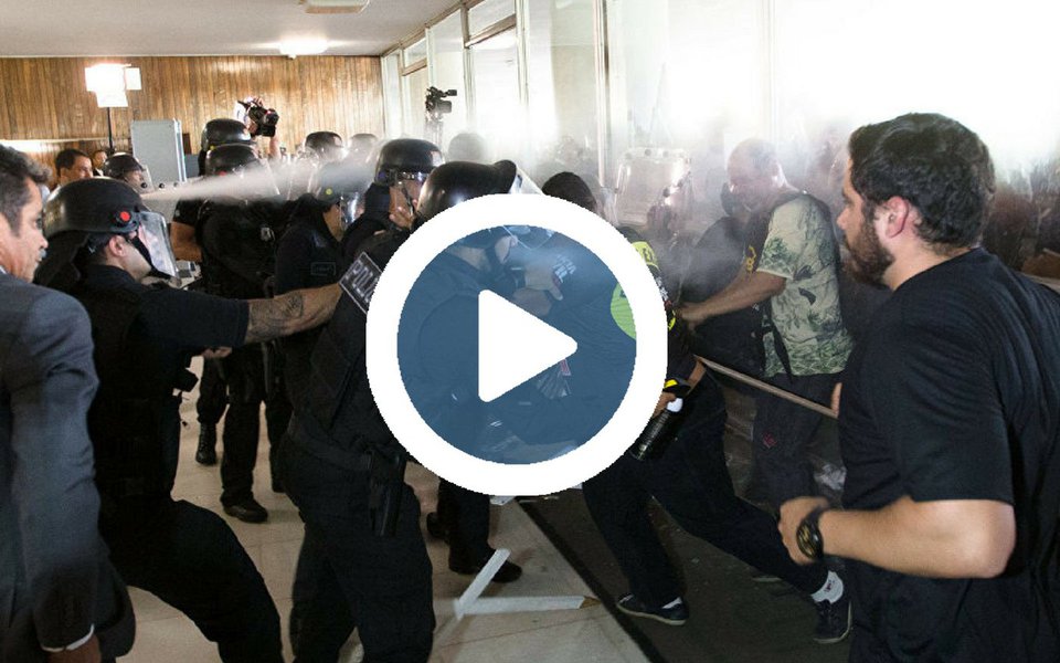 Agentes penitenciários invadiram a sessão da Comissão Especial da Reforma da Previdência, após o destaque que tratava da inclusão da categoria na aposentadoria especial para policiais ter sido retirado da pauta; a sessão, que votava os destaques da reforma, aprovada ontem (3) mais cedo, foi encerrada devido ao protesto; invasão durou cerca de 30 minutos; não se sabe quando a sessão será retomada