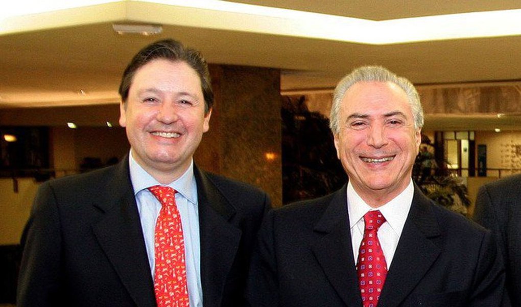 Deputado afastado federal Rocha Loures (PMDB-PR) poderá fazer acordo de delação premiada com a Procuradoria Geral da República; considerado "homem de confiança" de Michel Temer, o parlamentar contratou o advogado José Luiz de Oliveira Lima, o Dr. Juca, para defendê-lo das acusações de recebimento de propina do empresário Joesley Batista, dono da JBS; "O roteiro já é conhecido. A mídia vai continuar divulgado a conta gotas vídeos e conversas, depois vem a cassação na Câmara e, ao final, a cadeia de Curitiba", disse ao Blog do Esmael um amigo do deputado