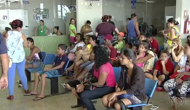 Nesta quarta-feira, pelo menos três unidades estavam sem médicos; os Cais do Bairro Goiás, de Campinas e da Vila Nova estavam sem profissionais para receber pacientes; a rede está em colapso desde que a prefeitura de Goiânia rescindiu contrato com 480 médicos para oferecer um novo acordo trabalhista; médicos se consideram demitidos pelo decreto do prefeito Iris Rezende (PMDB) e se recusam a aceitar o novo contrato oferecido; Jornal Anhanguera mostrou hoje que os pacientes estão procurando atendimento nos Cais de Aparecida de Goiânia (na foto)