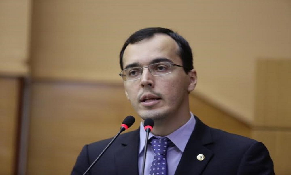 O deputado estadual Georgeo Passos (PTC) usou o expediente da sessão plenária desta segunda-feira, 3, para cobrar do Governo do Estado melhorias na segurança pública; parlamentar pediu que o Executivo cumpra a sua palavra e faça a recomposição dos quadros da Polícia Civil.; Georgeo lembrou que o Governo já anunciou a realização de concurso para a Polícia Militar, mas que nada foi feito até o momento. “Já na Polícia Civil, prometeram convocar os aprovados do último concurso. Faltam ser convocados 220 aprovados. Esses homens já fizeram o curso de formação, o Estado investiu nos mesmos, ou seja, já estão preparados, mas até agora não foram chamados todos. Até quando?”, comentou