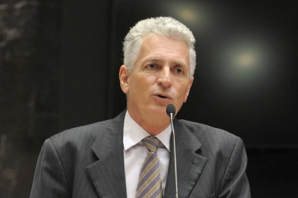 O deputado estadual Rogério Correia (PT) comentou mais uma denúncia da revista Veja contra o senador mineiro Aécio Neves;"O custo foi de 2,1 bi - superfaturado para agradar o cartel dos amigos e garantir a propina - e uma jogada de marketing do playboy, que queria se passar por Juscelino Kubitscheck , com 50 anos de atraso", afirmou o parlamentar; "A denúncia já faço há anos e como água mole em pedra dura tanto bate até que fura, Dr Janot parece que finalmente vai abrir processo no STF"