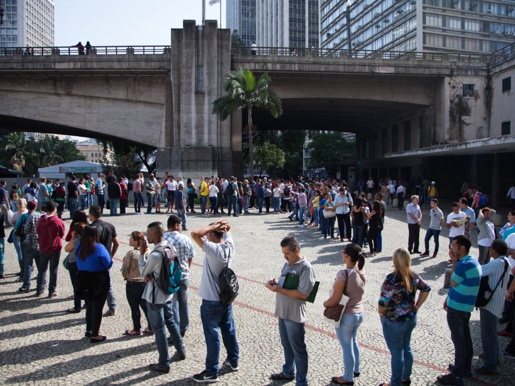Com maior procura por trabalho e fechamento de vagas, a taxa de desemprego na região metropolitana de São Paulo foi a 17,9% em fevereiro, a maior para o mês desde 2005, segundo pesquisa da Fundação Seade e do Dieese; número de desempregados foi estimado em 1,982 milhão, 99 mil a mais em relação a janeiro (alta de 5,3%) e 365 mil a mais em 12 meses (crescimento de 22,6%)