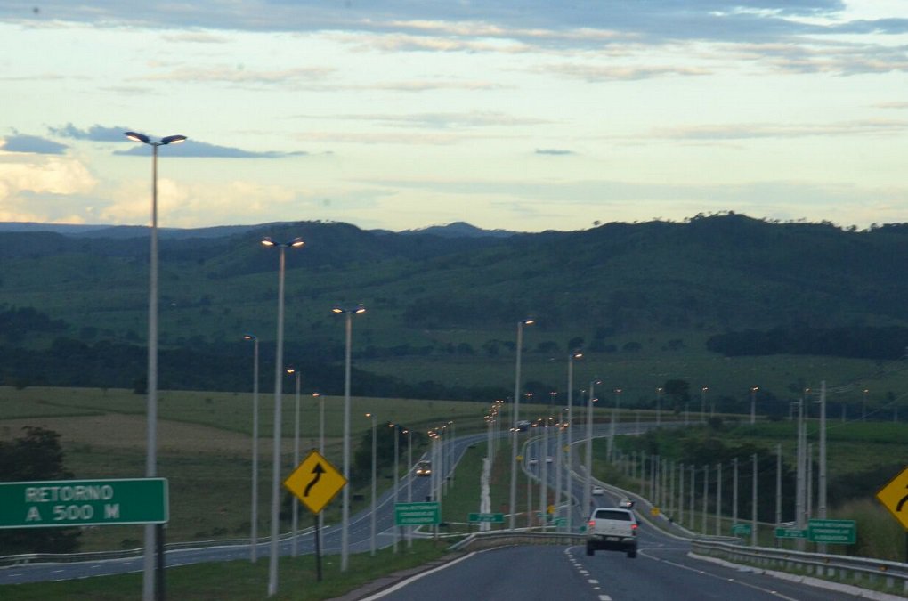 Ao entregar a duplicação da GO-020, trecho Autódromo de Goiânia - Bela Vista de Goiás até o trevo de acesso a Piracanjuba, o governador Marconi Perillo afirmou que ao término deste mandato todas as rodovias que dão acesso a Goiânia estarão asfaltadas e duplicadas; ele ressaltou que os recursos já estão assegurados, referindo-se ao Programa de Investimentos Goiás na Frente. “Agora é chamar as empresas de construção. Parando a chuva, naturalmente, pra não ter desperdício, e botar as máquinas para gerar dezenas de milhares de empregos nesse Estado inteiro; de Norte a Sul, de Leste a Oeste”, disse; oito rodovias de acesso à Capital, seis já estão duplicadas e prontas