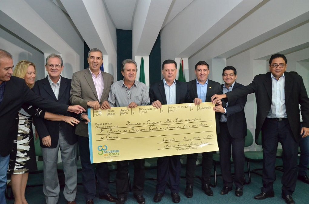 O governador Marconi Perillo realizou na manhã desta segunda-feira repasse financeiro dos Convênios com a Secretaria de Governo, dentro do Programa “Goiás na Frente”, aos municípios de Acreúna, Goianira, Guapó e Itapuranga; são as primeiras cidades a receber recursos do novo programa de benefícios e infraestrutura