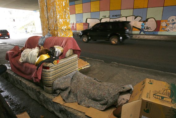 De acordo com o projeto Axé, do Ministério Público do Estado da Bahia (MPE-BA), mais de 14 mil pessoas vivem nas ruas de Salvador, expostas a todo tipo de violência e sem a garantia de direitos básicos; somadas às que tiram seu sustento das ruas, como lavadores de carro, prostitutas e flanelinhas, o número chega a 20 mil pessoas