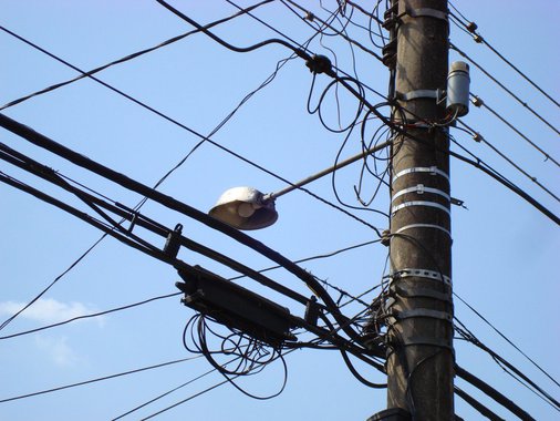 Os furtos de cabos que conduzem energia para a iluminação pública têm sido cada vez mais comuns e, em muitas situações, acontecem durante o dia em Maceió; de janeiro a 2 de abril de 2017, o prejuízo calculado aos cofres públicos é de R$ 200 mil; em 2016 o valor foi quase três vezes maior