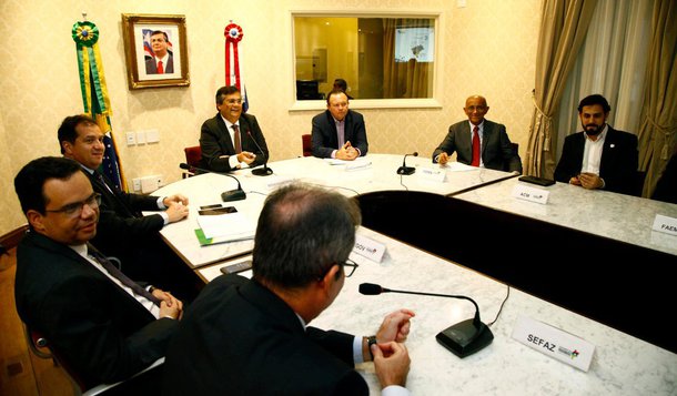 Em mais uma reunião com entidades integrantes do Conselho Empresarial do Maranhão (CEMA), o governador Flávio Dino fez uma exposição da atual conjuntura maranhense em relação a situação fiscal, problemas que ainda pesam, o esforço do Governo, manutenção e ampliação dos serviços públicos e investimentos privados; também foram abordados problemas fiscais que ainda pesam, como o subfinanciamento da saúde, área que o governo tem que desembolsar R$ 1,6 bilhão por ano para complementar os repasses federais; “Tenho quatro dogmas de fé no Governo: manter a folha dos servidores, os Poderes, a saúde e as contas em dia”, ressaltou