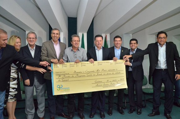 O governador Marconi Perillo realizou na manhã desta segunda-feira repasse financeiro dos Convênios com a Secretaria de Governo, dentro do Programa “Goiás na Frente”, aos municípios de Acreúna, Goianira, Guapó e Itapuranga; são as primeiras cidades a receber recursos do novo programa de benefícios e infraestrutura