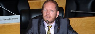 O plenário da Assembleia Legislativa do Maranhão aprovou o projeto de autoria do deputado estadual Othelino Neto (PCdoB), que dispõe sobre os direitos dos usuários dos serviços e das ações de saúde no Estado e regulamenta os cuidados paliativos na rede pública; amatéria segue tramitando e foi encaminhada para apreciação em segundo turno