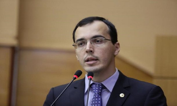 O deputado estadual Georgeo Passos (PTC) usou o expediente da sessão plenária desta segunda-feira, 3, para cobrar do Governo do Estado melhorias na segurança pública; parlamentar pediu que o Executivo cumpra a sua palavra e faça a recomposição dos quadros da Polícia Civil.; Georgeo lembrou que o Governo já anunciou a realização de concurso para a Polícia Militar, mas que nada foi feito até o momento. “Já na Polícia Civil, prometeram convocar os aprovados do último concurso. Faltam ser convocados 220 aprovados. Esses homens já fizeram o curso de formação, o Estado investiu nos mesmos, ou seja, já estão preparados, mas até agora não foram chamados todos. Até quando?”, comentou