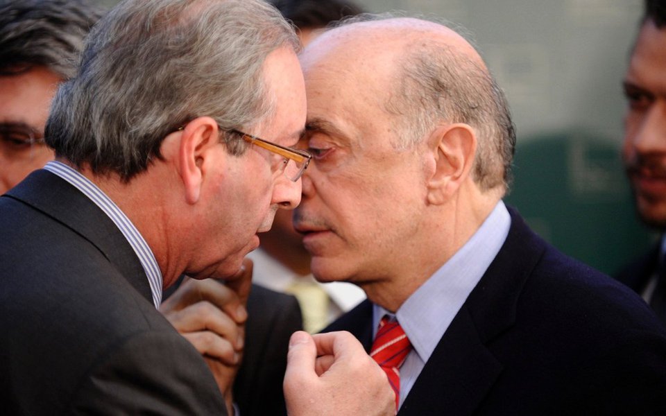 "Não há razão, pelo menos no caso de José Serra, para que se retarde o esclarecimento sobre a acusação, feita por dois delatores da Odebrecht, de que ele firmou um acordo para pagar pelas obras de uma rodovia paulista, a Carvalho Pinto, recebendo em troca uma propina de R$ 23 milhões, boa parte dos quais foram dirigidos a uma conta na Suíça. A rigor, não há nenhuma diferença entre o caso de José Serra e o de Eduardo Cunha, hoje preso por fatos idênticos", diz Fernando Brito, no blog Tijolaço