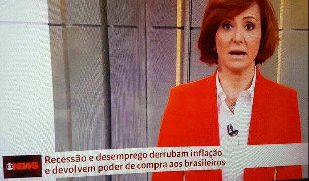 Enquanto a comentarista de economia e política da GloboNews, Thaís Herédia, discursava, o letreiro abaixo dizia: “Recessão e desemprego derrubam inflação e devolvem poder de compra aos brasileiros”. O diabo é que a informação da Globo é tão falsa quanto uma nota de três reais. Mas continua uma aposta da emissora… A notícia verdadeira seria que a recessão atinge os trabalhadores brasileiros, que perdem o emprego e a capacidade de compra (poder de compra)