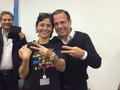 Em uma publicação no Facebook nesta quarta-feira 19, Soninha Francine (PPS) contou ter resistido, mas aceitado "gravar um vídeo ao lado do prefeito", que anunciou sua demissão da Secretaria Municipal de Desenvolvimento e Assistência Social, causando grande repercussão; "O que não foi de 'comum acordo' foi minha demissão, oras. Eu não concordo, mas ele é o chefe e não precisa da minha concordância para me mandar embora", disse a vereadora, contestando João Doria (PSDB)