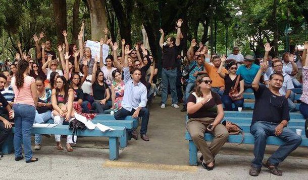Os servidores da saúde pública municipal continuam em greve em Teresina, porque não há previsão para o retorno do pagamento da insalubridade; o Sindicato dos Servidores Municipais de Teresina (Sindserm) informou que cerca de três mil servidores tiveram corte de insalubridade sem aviso prévio; por causa da greve, os atendimentos mais comprometidos são de inspeção sanitária, consultas do Programa Saúde da Família (PSF), saúde mental, e atendimento administrativo nos hospitais, de acordo com a entidade